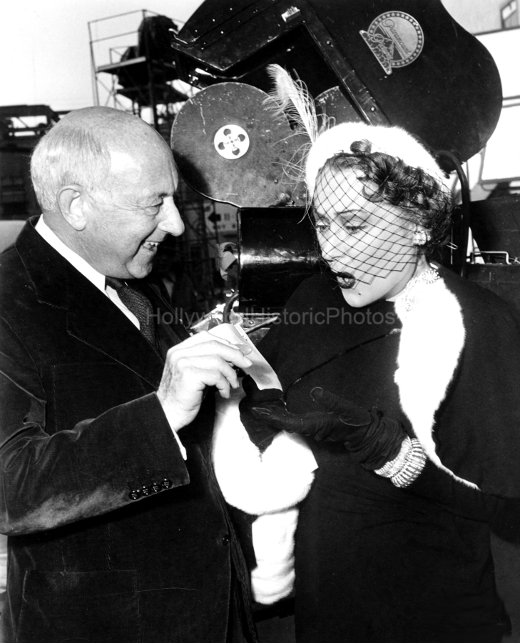 Sunset Boulevard 1950 4 Gloria Cecil B DeMille on set.jpg